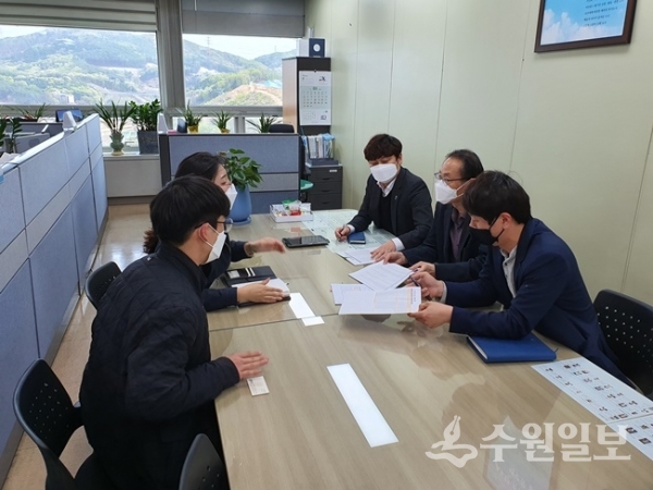 용인시 직원들이 시유재산 소유권 확보를 위해 관련 기관과 회의를 하는 모습.(사진=용인시)