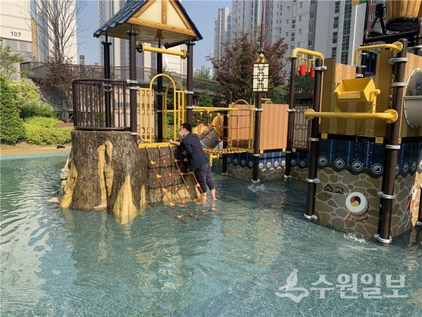 평택시 관계자가 물 이용 어린이 놀이시설을 점검하고 있다.(사진=평택시)