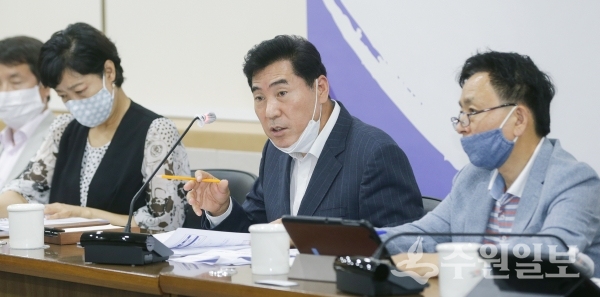 김상돈 의왕시장(가운데)이 민선7기 2주년 주요성과 보고회를 주재하고 있다.(사진=의왕시)