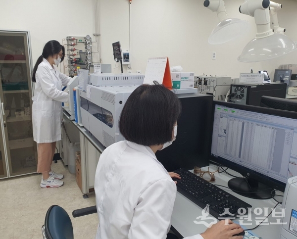 수원시 상수도사업소 수질분석 연구원이 분석을 하고 있다.(사진=수원시)