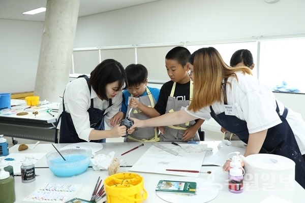 대학생들이 수원시립미술관에서 아이들과 미술 실습을 하고 있다.(사진=수원시립미술관)