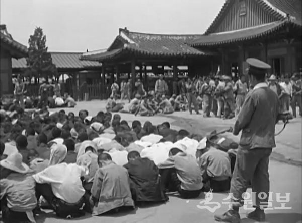 1950년 7월 1일 이감을 위해 수원역 앞에서 대기 중인 정치사상범들.(영상캡쳐)