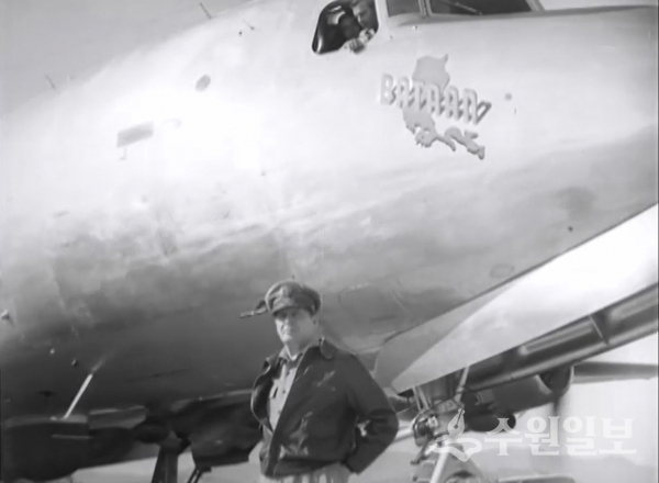 1950년 6월 29일 수원비행장에 도착한 맥아더 총사령관.(영상캡쳐)