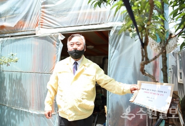 이재강 경기도평화부지사가 대북전단 살포 위반 소지가 있는 장소를 찾아 행정명령을 내리고 있다.(사진=경기도)