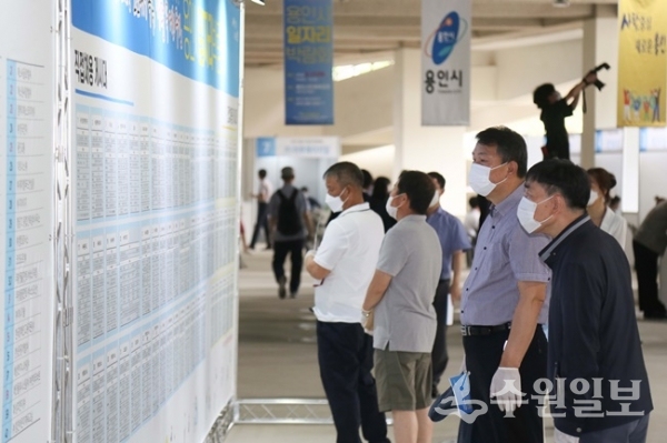 구직자들이 생활속 거리두기를 실천하며 일자리박람회를 찾고 있다.(사진=용인시)