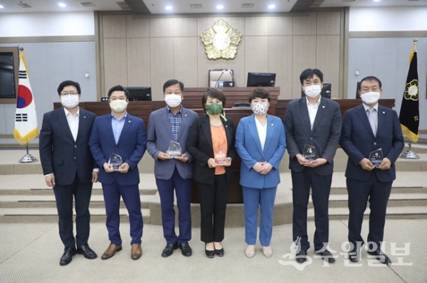 ‘제13기 경기도 시·군의회의장협의회 의정활동 우수의원’으로 선정된 의원들이 기념촬영을 하고 있다. 왼쪽부터 염태영 수원시장, 최찬민 의원, 이현구 의원, 김미경 위원장, 조명자 의장, 양진하 의원, 조문경 의원.(사진=수원시의회)