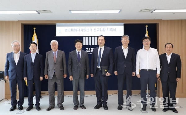 수원 이춘택병원 윤성환(왼쪽에서 여섯번째) 병원장이 수원지역범죄피해자지원센터 운영위원으로 위촉된 뒤 기념촬영을 하고 있다.(사진=이춘택병원)