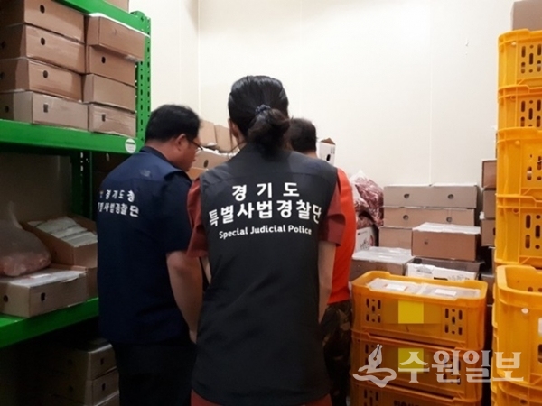 경기도 특별사법경찰단이 학교주변 불량식품 업소에 대한 단속을 벌이고 있다.(사진=경기도)