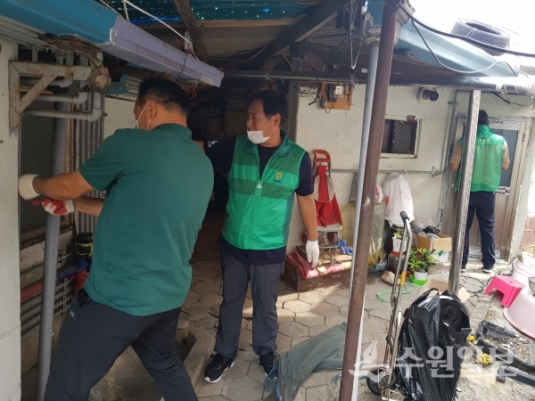 봉사활동에 참여한 이들이 쪽방촌을 점검하고 있다.(사진=팔달구)