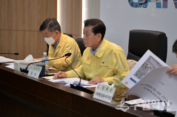 유천호 강화군수(오른쪽 첫번째)가 외포리 개발 연구용역 보고회를 주재하고 있다.(사진=강화군)