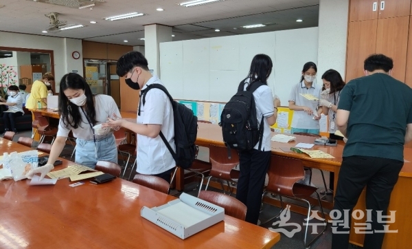 영통구 내 고등학생들이 주민등록증을 발급받고 있다.(사진=영통구)