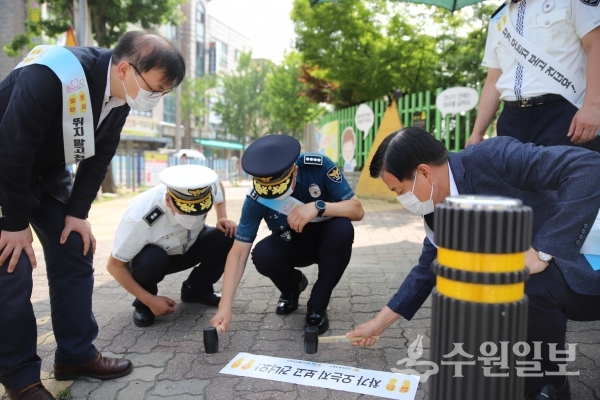 한국교통안전공단 경기남부본부와 안산상록경찰서 관계자들이 시선유도스티커를 붙이고 있다.(사진=한국교통안전공단 경기남부본부)