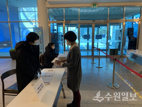 한 시민이 안심도서대출 서비스를 통해 책을 빌리고 있다.(사진=의왕시)