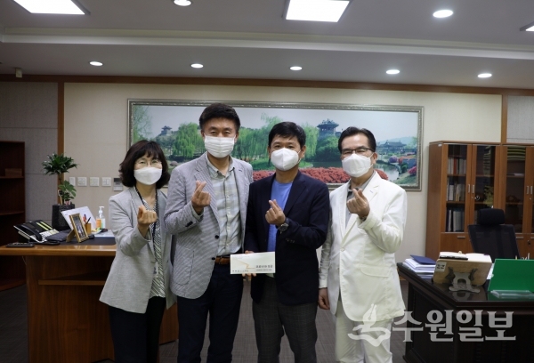 길영배 권선구청장(왼쪽 두번째)가 에버트리의 기부금을 전달받고 있다.(사진=권선구)