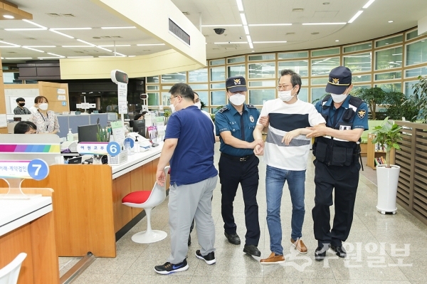 의왕시 민원실에서 진행된 민원인 폭언·폭행 대비 모의훈련 장면.(사진=의왕시)