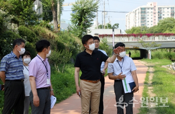 길영배 구청장(가운데)이 세천교를 둘러보고 있다.(사진=권선구)
