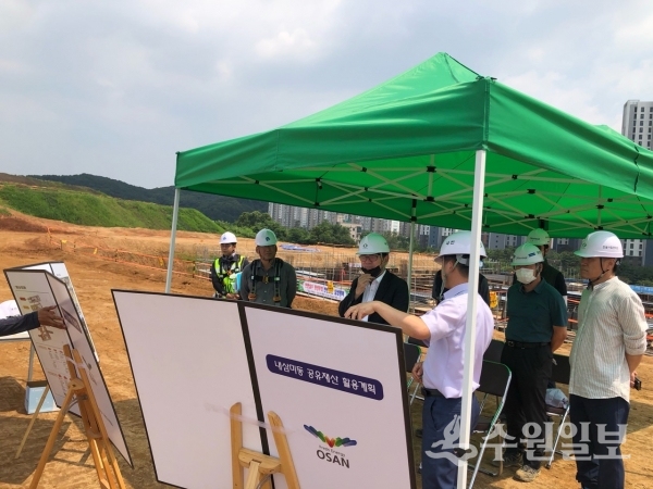 김능식 부시장(가운데)이 공사 현황을 보고받고 있다.(사진=오산시)