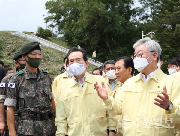 18일 오전 정세균 국무총리, 이재명 경기도지사가 포천시 일동면에서 아프리카돼지열병 방역 현장을 방문, 방역상황을 점검하고 있다.(사진=경기도)