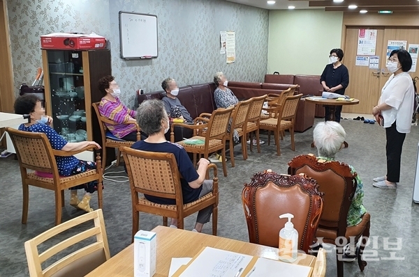 수원시 노인복지과 직원들이 20일 관내 경로당을 점검하고 있다.(사진=수원시)