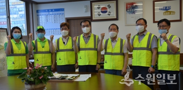 송영완 영통구청장(왼쪽 네번째)과 환경관리원들이 아이스 조끼를 입고 포즈를 취했다.(사진=영통구)