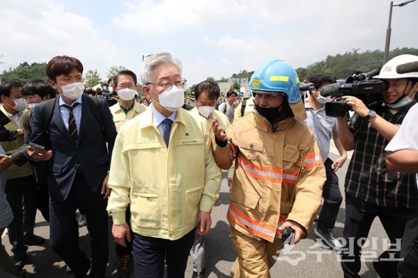 화재현장 찾은 이재명 경기도지사.(사진=경기도)
