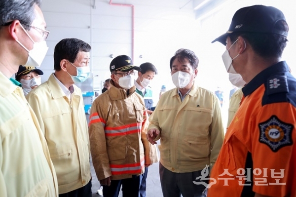 양지 물류창고를 찾은 백군기(오른쪽 두 번째) 용인시장.(사진=용인시)