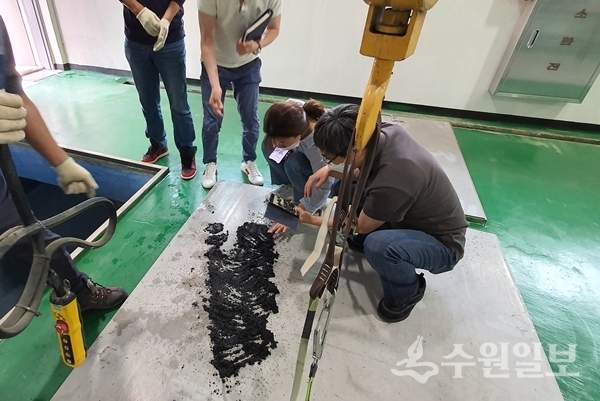 환경부 한강유역환경청, 한국수자원공사 관계자가 지난 16일 광교정수장을 점검하고 있다.(사진=수원시)
