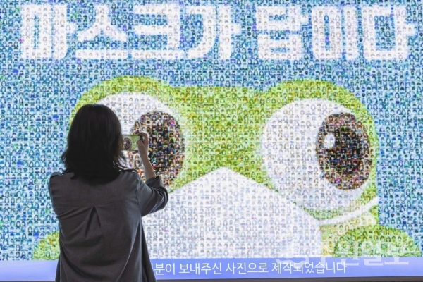수원역 2층 조명광고판에 게시된 ‘마스크가 답이다’ 광고.(사진=수원시)