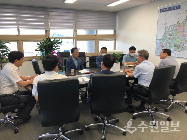 정장선 시장(뒷줄 맨 왼쪽)이 한국농어촌공사 평택지사 관계자들과 이야기를 나누고 있다.(사진=평택시)