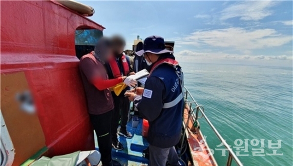 경기도 특별사법경찰단이 해상 불법 어업여부를 단속하고 있다.(사진=경기도)