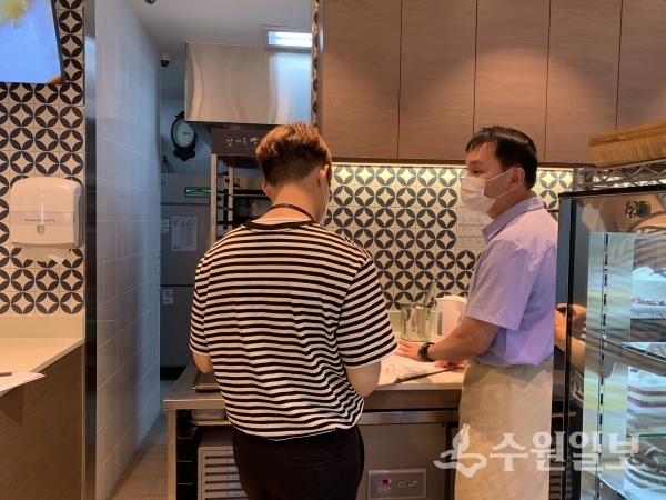 장안구 관계자 G드림카드 가맹 음식점을 점검하고 있다.(사진=장안구)