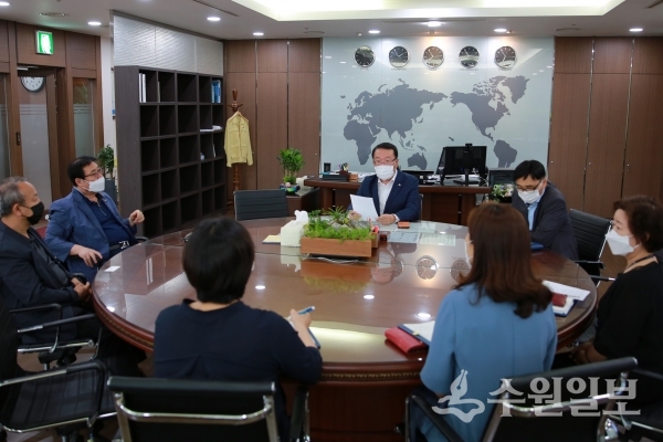 이범선 장안구청장(가운데)이 한국외식업 장안구 임원진들과 대화를 나누고 있다.(사진=장안구)