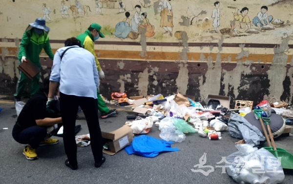 영통구 관계자들이 쓰레기 무단투기 지역을 확인하고 있다.(사진=영통구)