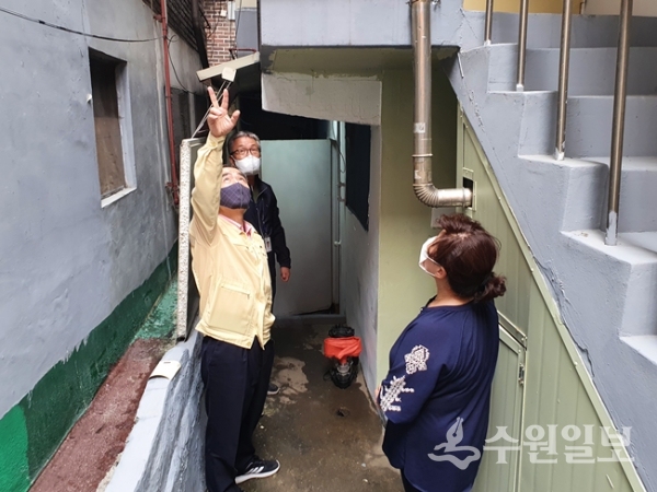 조무영 수원시 제2부시장이 지난 24일 오후 집중호우로 침수된 주택을 방문해 현장점검을 하고 있다.(사진=수원시)