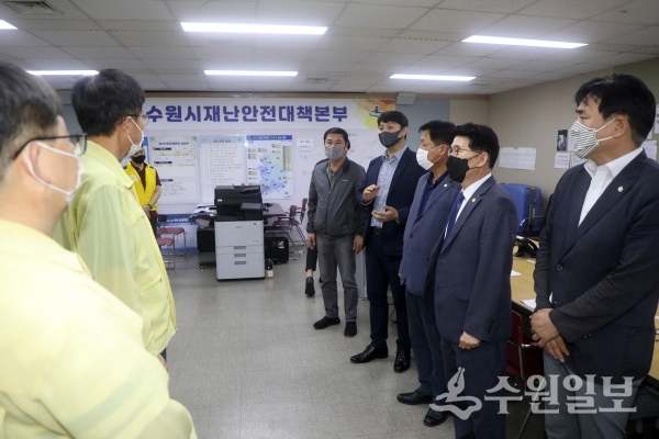 조석환 수원시의장과 김기정 부의장 등 수원시의회 의장단이 수원시재난안전대책본부를 방문했다.(사진=수원시의회)