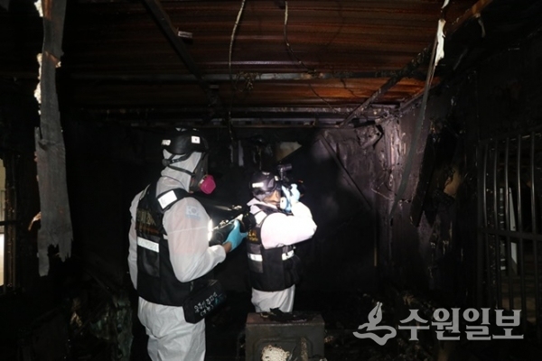 경기도소방이 화재 원인을 조사하는 모습.(사진=경기도)
