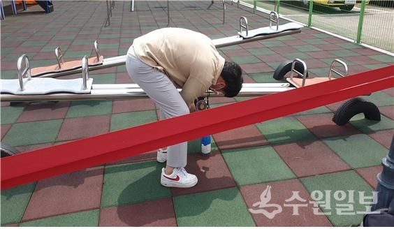 권선구 관계자가 어린이집 놀이시설을 확인하고 있다.(사진=권선구)