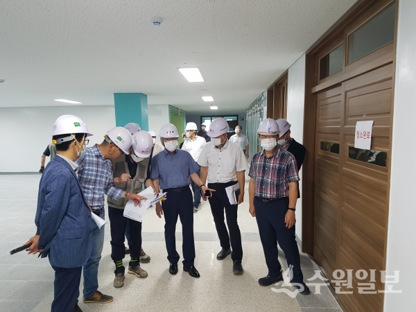 이형우 수원교육지원청 교육장(오른쪽 세번째)이 광교호수중학교 공사 현장을 둘러보고 있다.(사진=수원교육지원청)