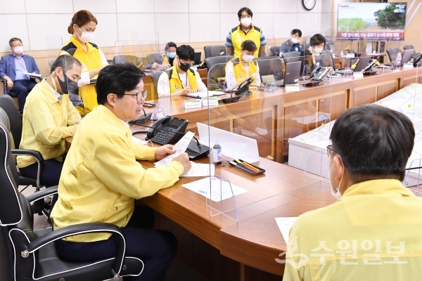 염태영 시장이 3일 재난안전대책본부를 찾아 비 피해 대응을 지시하고 있다.(사진=수원시)