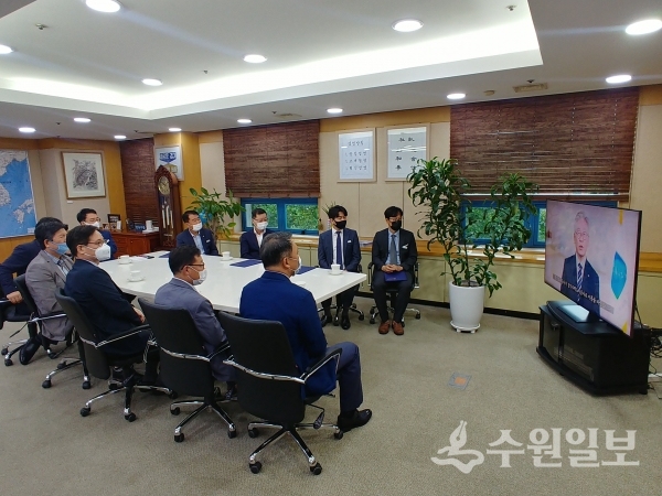 새로운 비전의 비대면 선포식을 하고 있는 GH.(사진=GH)