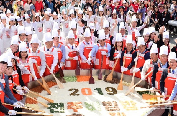 2019년 10월 전주비빔밥 축제를 축하하기 위해 참석한 염태영 수원시장과 수원시 대표단이 비빔밥 퍼포먼스를 함께 하고 있다.(사진=수원시)