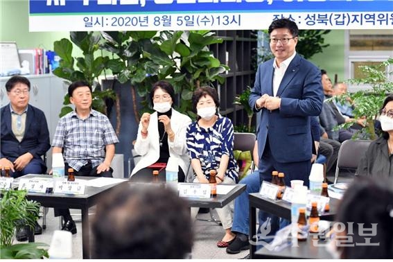 염태영 민주당 최고위원 후보가 서울 성북 갑 당원들과 토론을 벌이고 있다.(사진=염태영 후보 캠프)