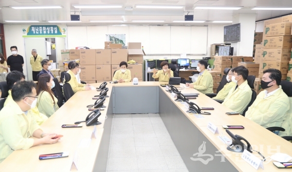 윤미경 의장 등 의왕시의원들이 재난종합상황실을 방문해 설명을 듣고 있다.(사진=의왕시)