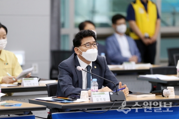 코로나19 200일 중간점검 보고회에 참석한 김기정 수원시의회 부의장.(사진=수원시의회)