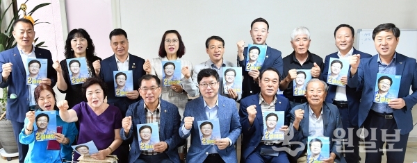 전남 여수 을 민주당 당원들이 염태영 후보를 응원하고 있다.(사진=염태영 후보 선거 캠프)