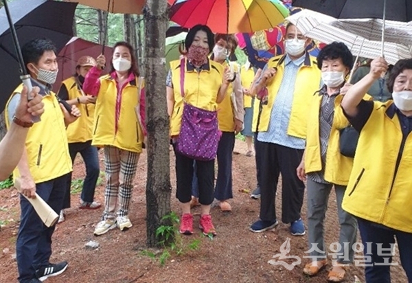 팔달구 주민참여예산 위원들이 사업 이행 여부 등을 확인하고 있다.(사진=팔달구)