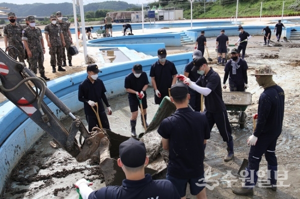 해군 제2함대사령부 장병들이 진위천유원지에서 수해 복구작업을 벌이고 있다.(사진=평택시)