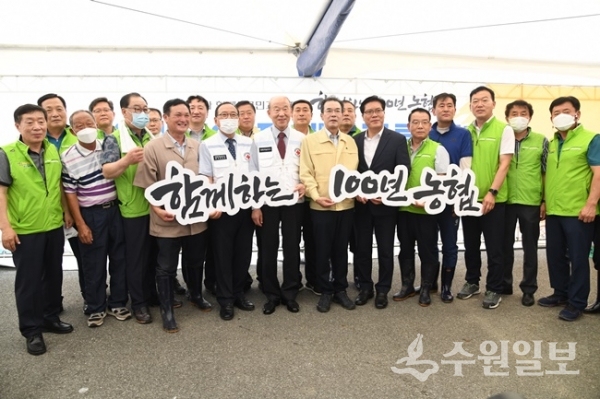 농협 임직원 등이 수해현장을 찾아 봉사활동을 펼친 뒤 기념촬영을 하고 있다.(사진=경기농협)
