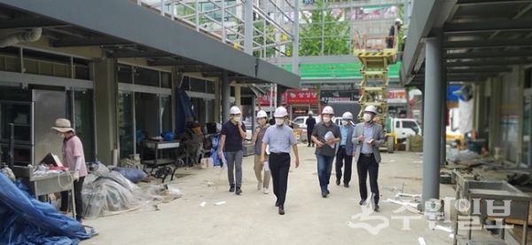 14일 오후 수원 권선시장 시설환경 개선사업 현장에서 수원시와 민간 전문가들이 사전준공검사를 실시하고 있다.(사진=수원시)