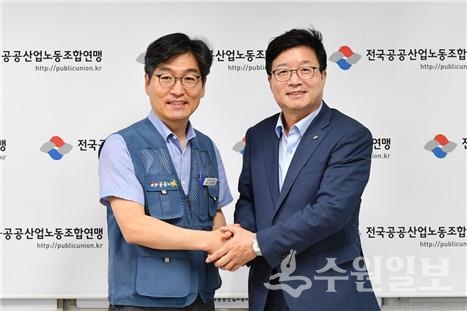 염태영 후보(오른쪽)와 공공산업노동조합 박해철 위원장이 손을 맞잡고 있다.(사진=수원일보)